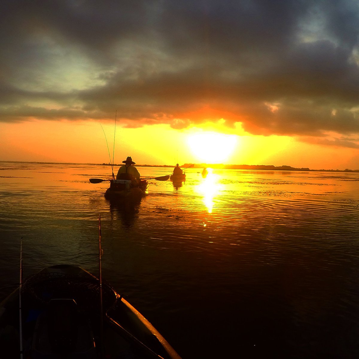 FishingOtb's tweet photo. Red skies at night sailors delight,Red skies in morning sailors take warning  #bassfishing #orangelake #floridafishing #kayak #kayakfishing #squad #sunrise #sunset https://t.co/8s17VRxNmp