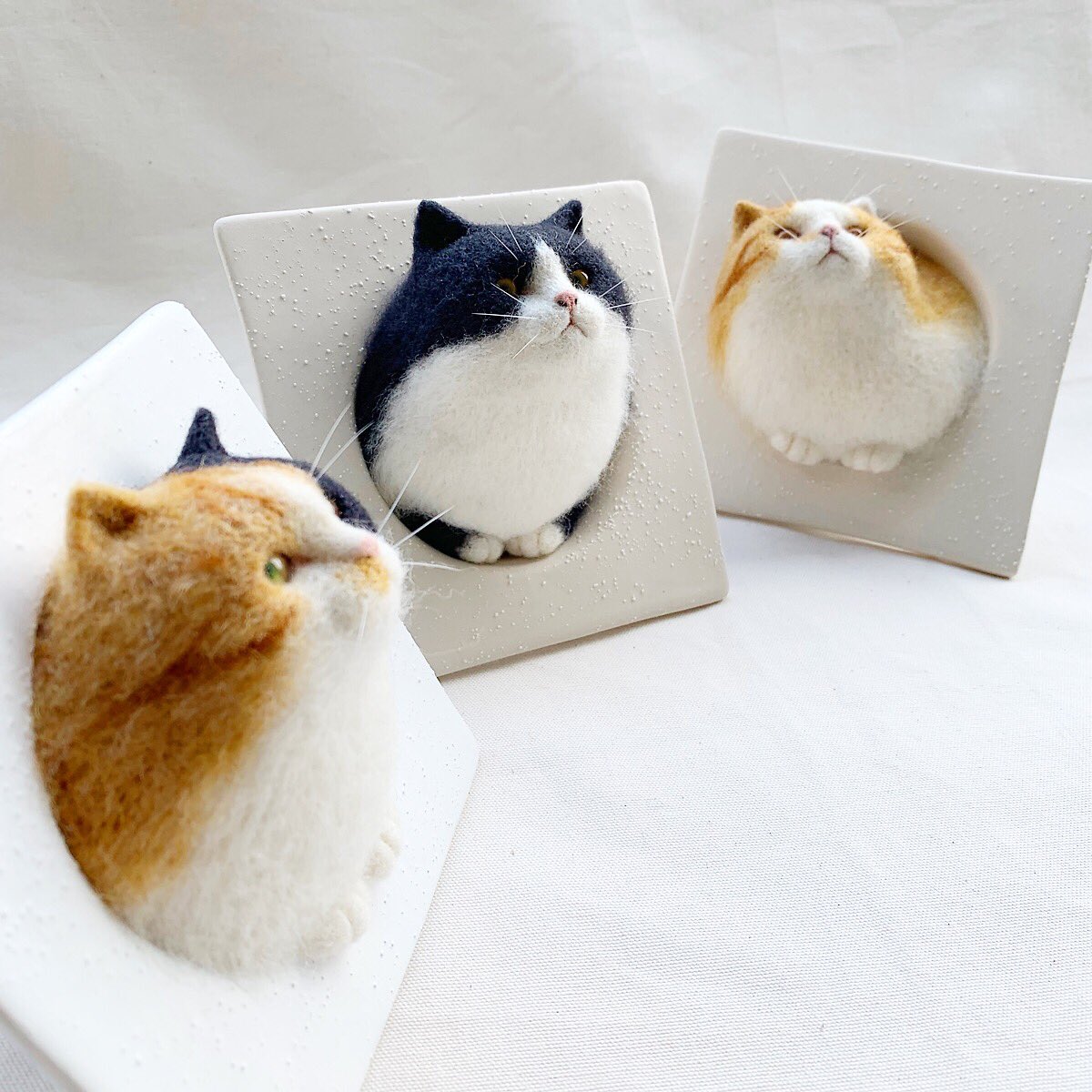 Perch در توییتر Pic２ 別名笑点猫 笑 これは癒される 香箱座り猫 Pic3 しばらくお休みされていたというまんじゅう猫ブローチも登場 どの子も絶対性格いいお顔 まんじゅう猫ブローチ ねむり猫ブローチ ほっかむり猫ブローチ 必見の作品たちが多数やって来