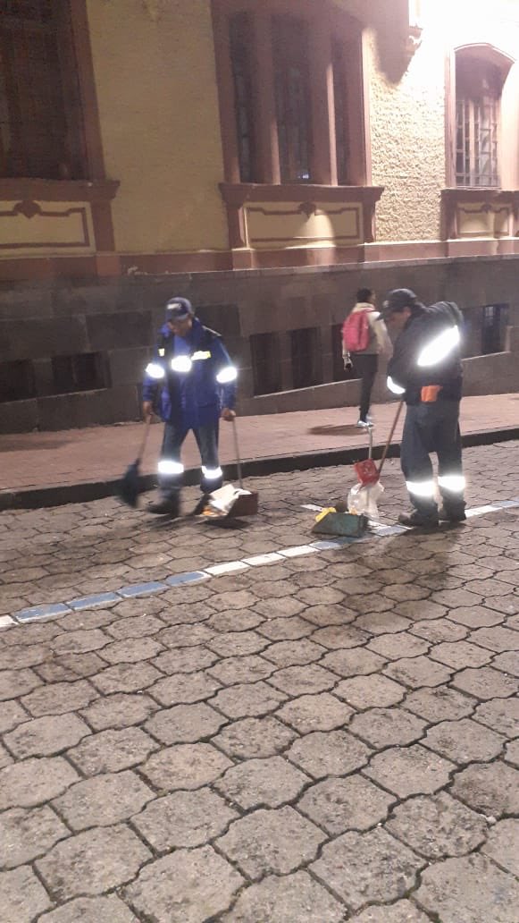 EmAseoQuito's tweet photo. Trabajamos intensamente por nuestra querida ciudad. Personal  operativo de barrido manual realiza la limpieza de vías luego de las protestas. #QuitoLibreDeBasura https://t.co/U1XxTeUoiC
