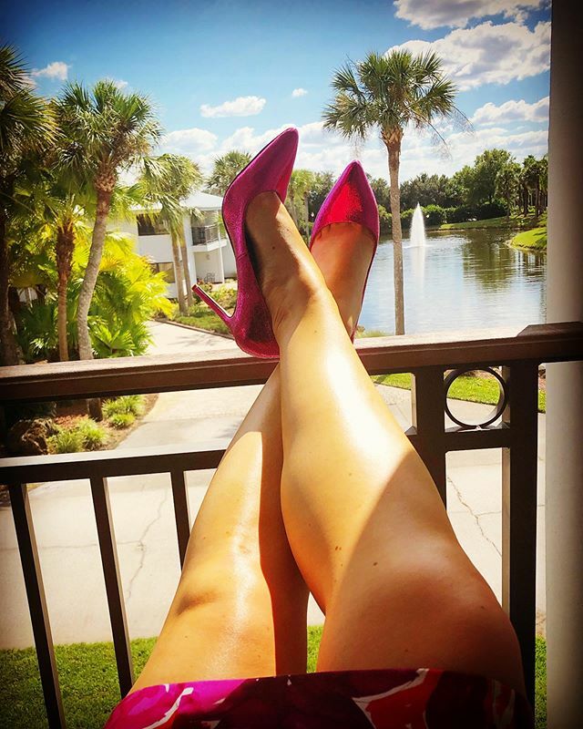 HeatherDeyrieux's tweet photo. Day 2 of @hrflorida meetings completed in these @dsw #mixno6 #pinkheels #lifeisgood #shoelove365 #shoelover #heellover #pinkheels #pinkmetallic https://t.co/DhXuir6mVB https://t.co/Yi8quYjn5q