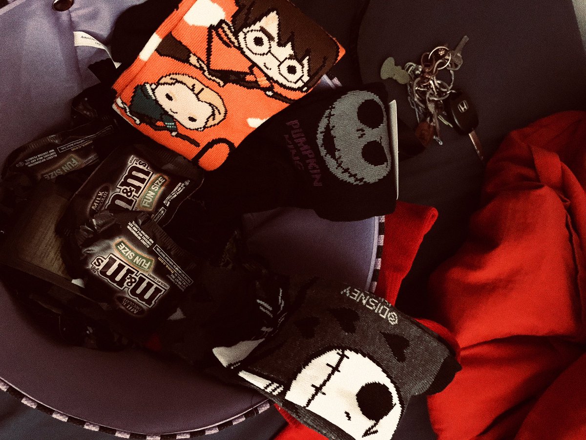 blossomdoobz's tweet image. my bf surprised me with my first spooky basket 😭🖤 #spoopyszn