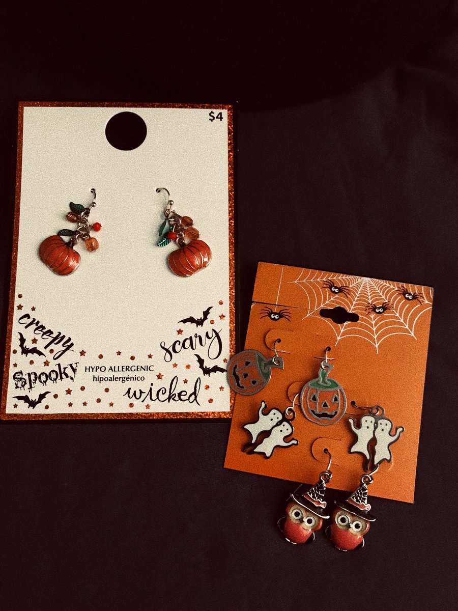 blossomdoobz's tweet image. my bf surprised me with my first spooky basket 😭🖤 #spoopyszn