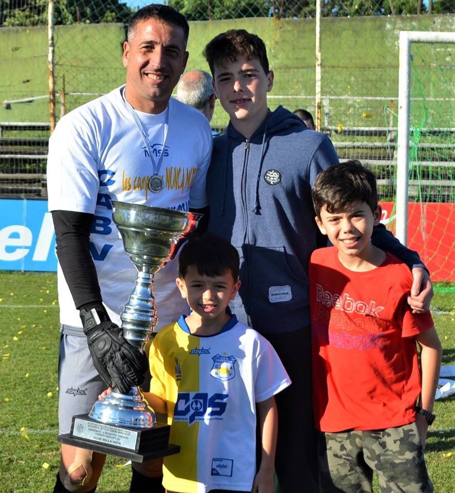 AdrianBerbia's tweet photo. 99 años de vida no es poca cosa...
Feliz Aniversario Papales 💛⚽️
Saluu 🥂 @CABellaVista #loscampeonesnuncamueren #yotevivolver #papales https://t.co/o8RbKC5V5Z