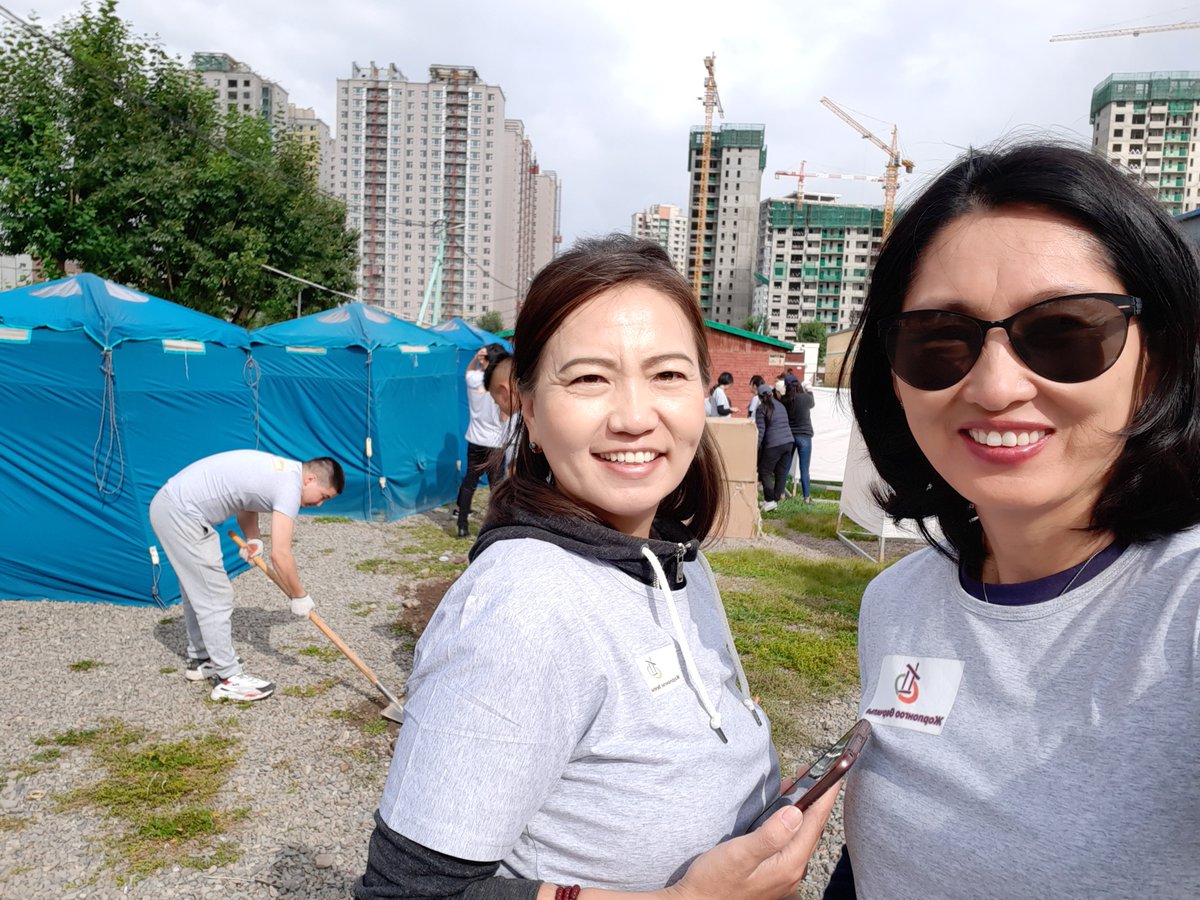 Нэг юмаар гайхуулчих уу... АНУ-д одоогоор 9 яриа хийлээ, 4 их сургуульд очлоо, манай #ЖорлонгооӨөрчилье төслийг ямар гоё дэвшилттэй, "түрүүлчихсэн" ажил вэ гэж магтаж хүлээж аваад байхын... Багийнхандаа мөргөмүү!