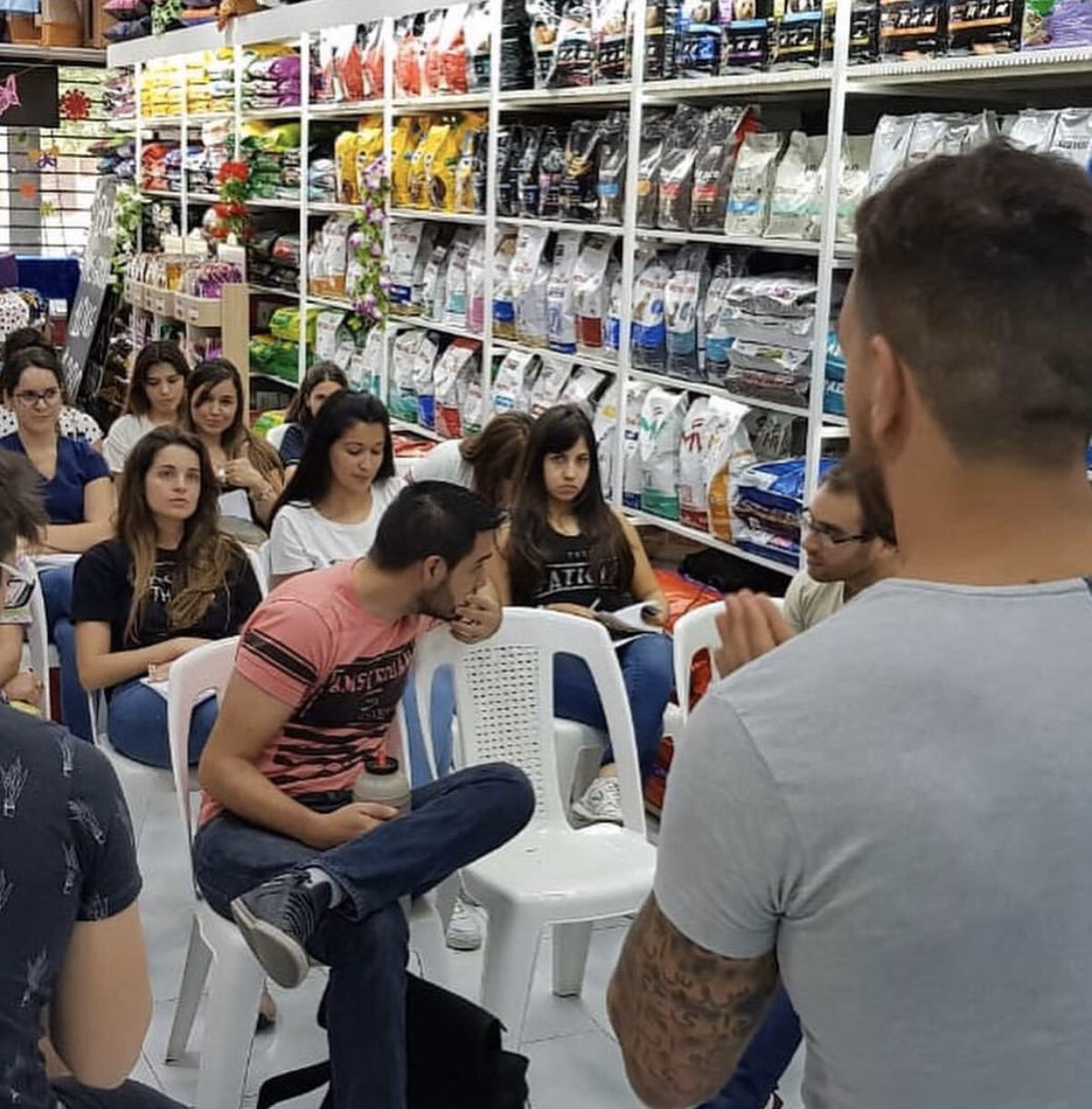 osdepymchaco1's tweet photo. La escucha activa será siempre nuestro mayor arma frente a nuestros clientes ,con ella podremos rebatir un “NO” y concretar nuestra venta. Debemos comprender que el cliente a evolucionado y para ello debemos ser cada día más profesionales @Osdepym https://t.co/hlv6pICVPo
