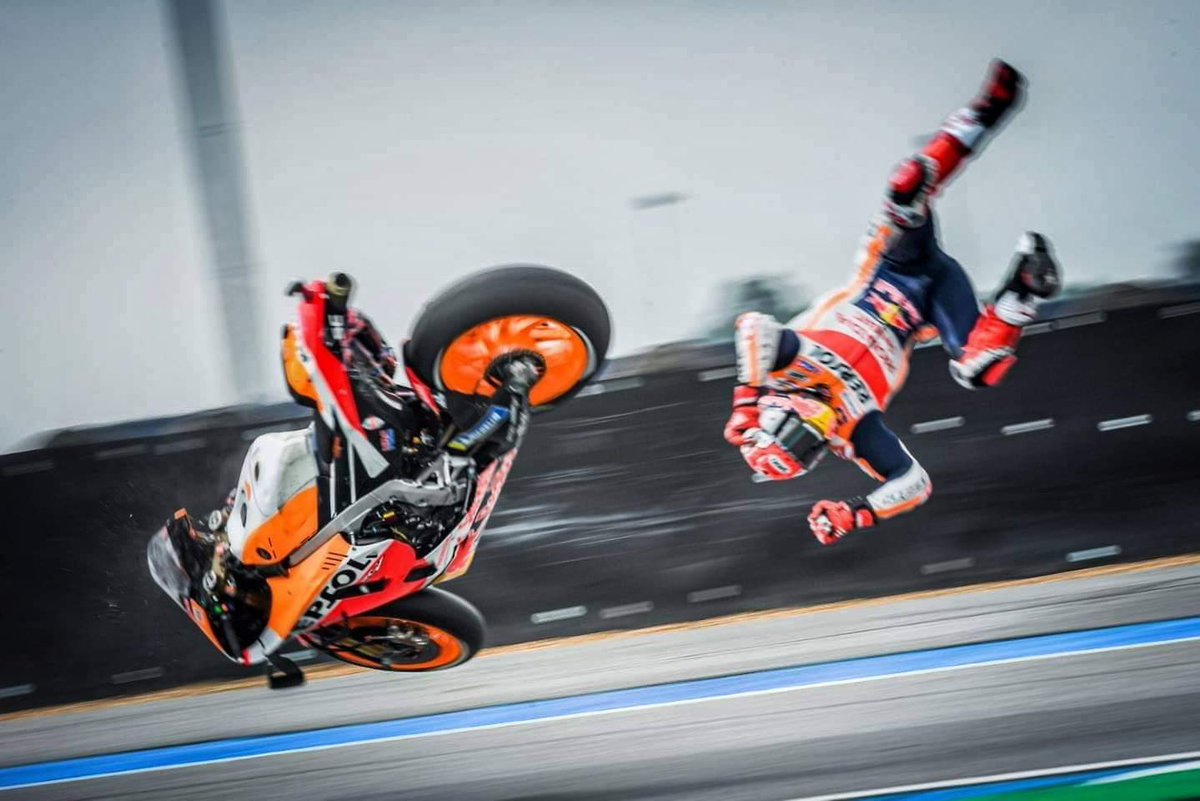 Tayotmore44's tweet photo. ปลอดภัยดี !
ผู้จัดเผย #Marquez แค่ "สะโพกระบม" เท่านั้น
จากการล้มใน FP1 ช่วงสาย #ThaiGP2019 #MotoGP #Honda https://t.co/EVLNqEn7T3