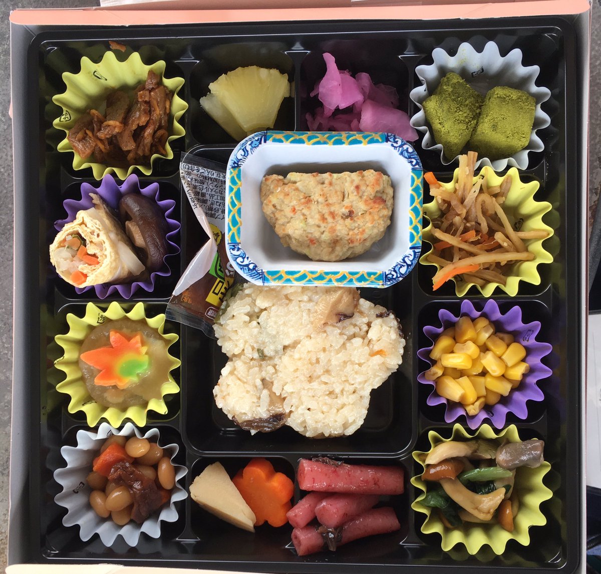 HorisawaSakae's tweet photo. 今日のランチ、ベジタリアンボックス。
やっぱり左上にニクっぽいのが。だからフェイクニクなんだろうな。

#ランチ
#AMC2019 https://t.co/NuUmU0Y15u