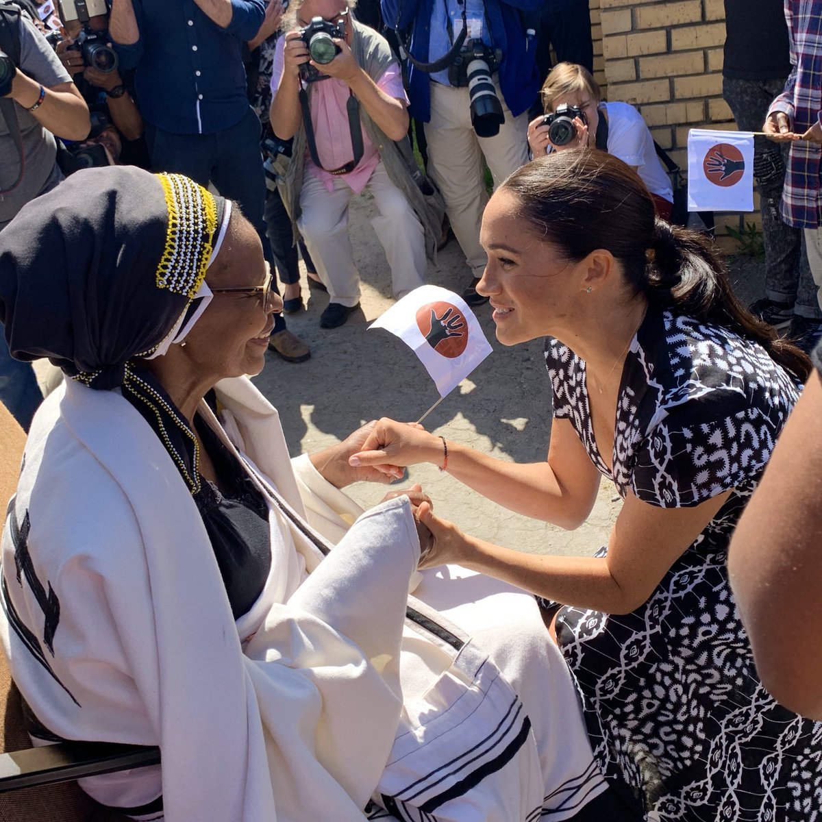 freepeeper's tweet photo. THREAD OF DONATION LINKS FOR CHARITIES VISITED DURING THE #SUSSEXROYALTOUR

1) @TheJusticeDesk, a Human Rights Org which operates in South Africa, Zambia &amp;Zimbabwe. They educate &amp; train youth, vulnerable groups, and others in justice &amp; advocacy. To donate: https://t.co/CmDuMVs6NT https://t.co/WcHxLR7c1T