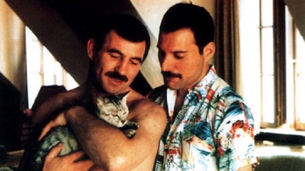 Redel36's tweet photo. La película fue grandiosa me hizo reír y llorar , esa excentricidad de Freddy mercury  de ver que era una persona diferente ante sus fans y en privado una persona que buscaba el amor y  leer el libro de Jim Hutton me conmovió fue una persona sencilla que regalo amor y lealtad https://t.co/uYh3vcC3qF