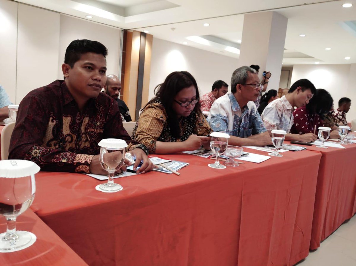 BPPMHKPEntikong's tweet photo. 04/10 partisipasi humas Balai KIPM Entikong dlm menghadiri kegiatan Workshop Kehumasan Badan Nasional Pengelola Perbatasan yg dilaksanakan diAston Pontianak Hotel Convention and Center Kalimantan Barat, serta lanjut kunjungan di PLBN Entikong @HumasBKIPM @bnpp_ri @GiriPratikno https://t.co/i2n1qI6emv