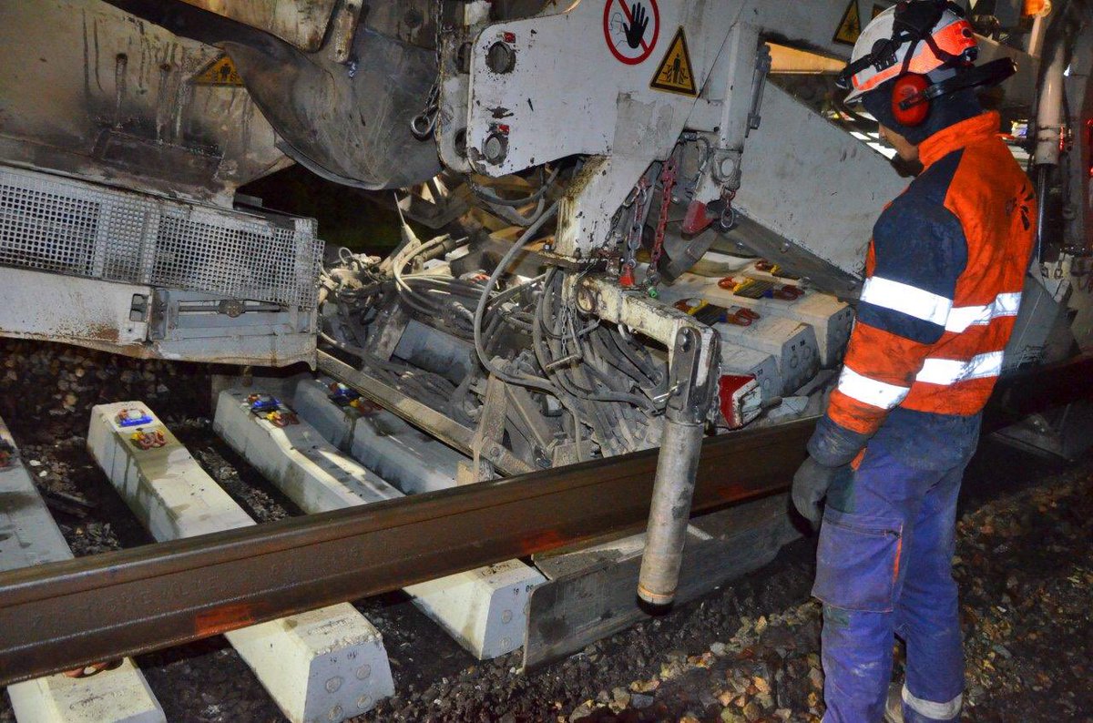 SrzdI's tweet photo. Cette nuit ,le TEVO sur la suite rapide zone dense : Pk 20+870 au Pk 21+400 : 530 ml sur voie 2 de RB/RT avec le quai d’Antiny traité - sur voie 1 le remplacement de rail est terminé https://t.co/r6nhTOmOfx