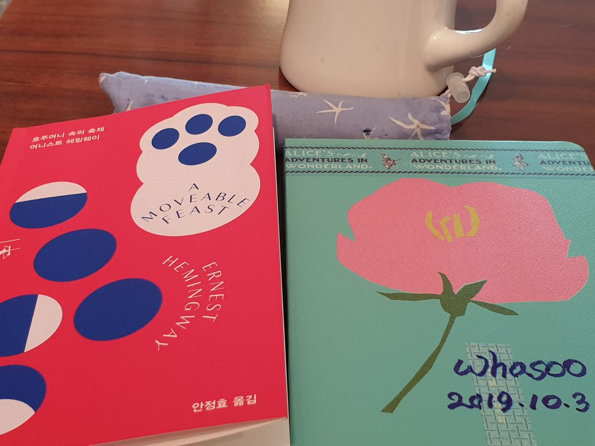 whasoolang's tweet photo. 수업이 없는 금요일, 폭풍이 지나간 가을 속을 헤밍웨이의 <주머니 속의 축제>와 함께 걷는다. 나뭇잎 사이로 비추는 찬란한 햇빛과 푸른 공기���에서 한없이 자유롭다. 이번 푸른문학 가을호에는 초대시 한편과 신작시 10편을 게재했다. 새로운 계절 받아들이기, 자~시작!
#푸른문학 https://t.co/zmJMJAGKlp