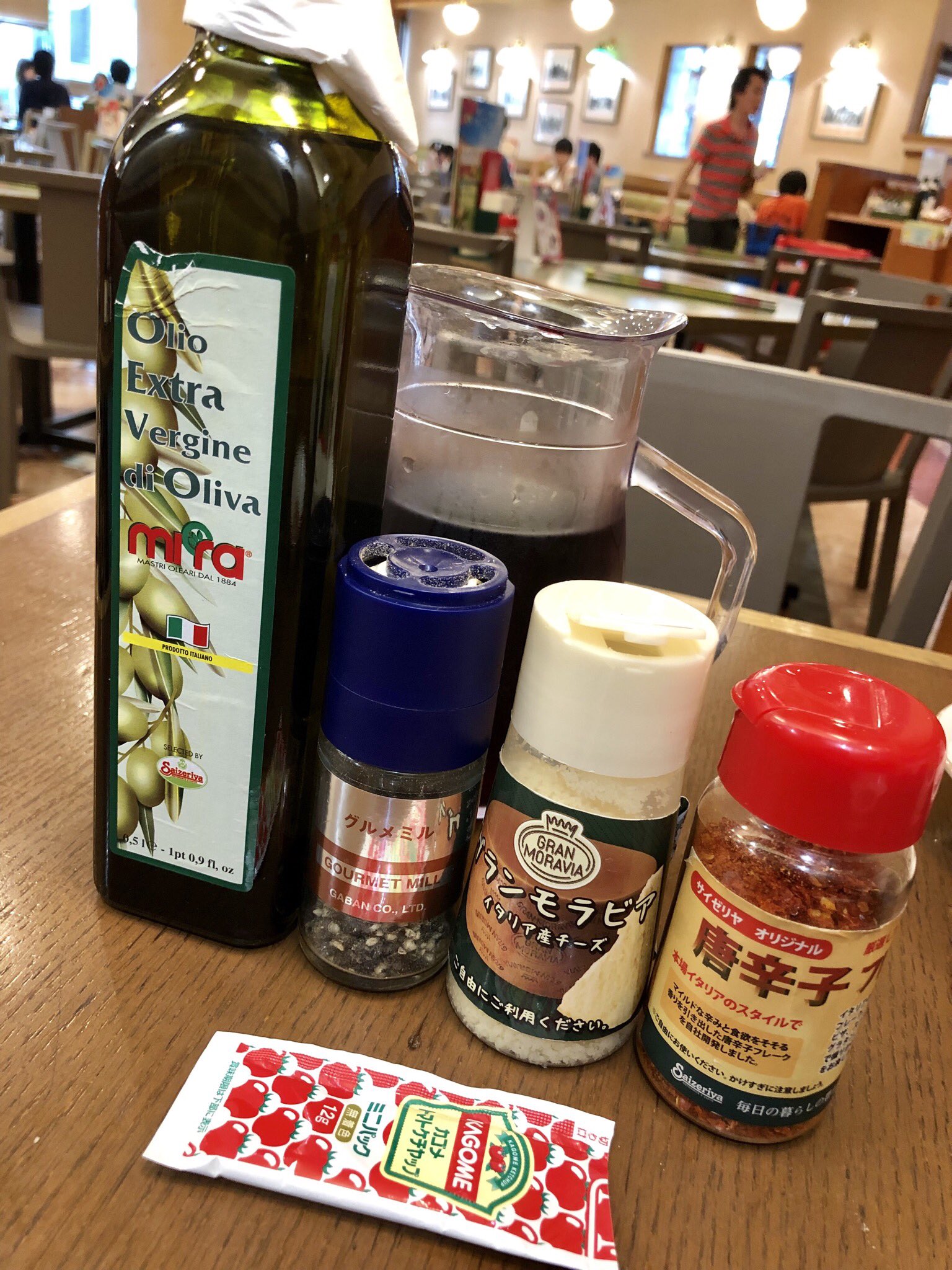 新橋酔式 サイゼリヤの唐辛子フレーク の究極の食べ方を模索した結果 備え付けの調味料のケチャップ オリーブオイル 粉チーズ 黒コショウを全部入れたらめちゃ美味そうな姿に ワインとの相性もばっちり ツマミ0円なのでコスパも最高