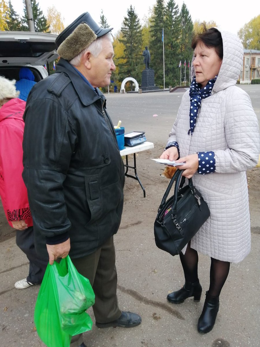 Сегодня 04.10.2019 года в рамках сельскохозяйственной ярмарки Областным государственным казенным учреждением социальной защиты населения (Отделением по Старомайнскому району) было организовано консультирование граждан по предоставлению мер социальной поддержки.