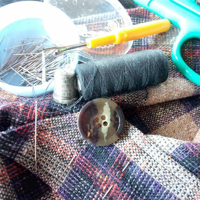 Scarier things happening now: buttonholes!

#sewing #buttons #diyclothing #VVDO #DrMac #Phryne #OxfordBags bit.ly/334ujKG