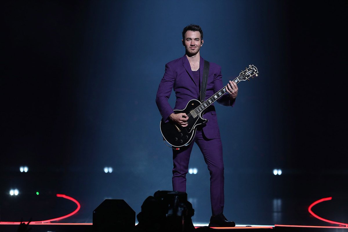 deltacenter's tweet photo. Back and better than ever!
Thank you for an incredible show @jonasbrothers!
🎉🎢🔥🍭😎🆒
#HappinessBeginsTour https://t.co/TC0W5y31pD