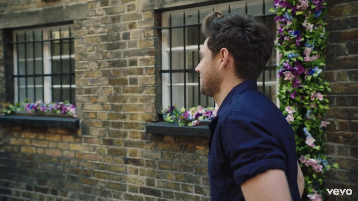 Grace_Li3's tweet photo. Niall with his silver hoop earring and speaking in French saying “j’adore la mer” 🥰😍😍   #NiceToMeetYa https://t.co/VC8kJywqkr