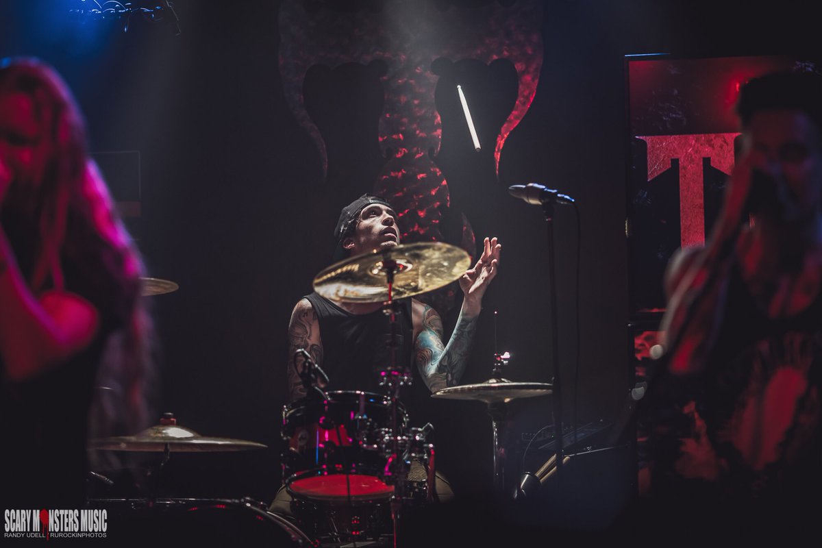 TFIREMUSIC's tweet photo. Brooks with the stick toss! 🥁Vote for us to land #1 on SiriusXM Octane BIG UNS just click the link! https://t.co/vaPAndWPry We are currently #3 🤘#allanimal #throughfire #sumerianrecords #fment #prsguitars #cleartonestrings #sinisterguitarpicks #vaterdrumsticks https://t.co/QVYY3uqzjN