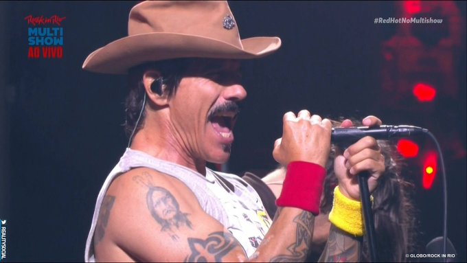 TassioLuan's tweet photo. TEM UMA COBRA NA MINHA BOTA
#RedHotNoMultishow #RHCPnoMultishow https://t.co/2GcLNx927Z