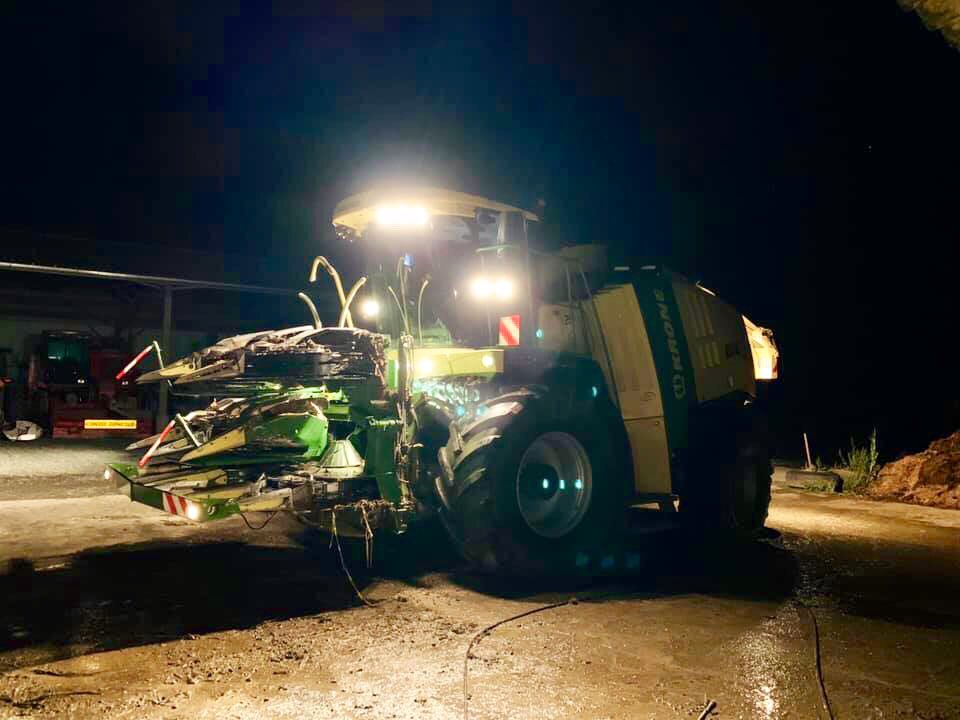 RCheneviere's tweet photo. L’ensileuse #Krone #BiGX de ETA Belliard dans les starting blocks 🥰 #ThePowerOfGreen #OptiMaize #ensilage2k19 https://t.co/hjnFHfkNhQ