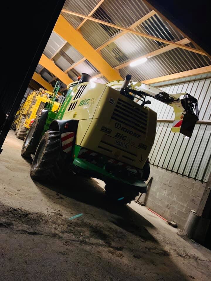 RCheneviere's tweet photo. L’ensileuse #Krone #BiGX de ETA Belliard dans les starting blocks 🥰 #ThePowerOfGreen #OptiMaize #ensilage2k19 https://t.co/hjnFHfkNhQ