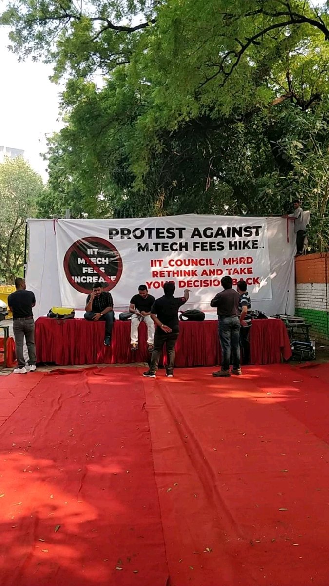 Ayushmann23's tweet photo. #engineersatjantarmantar #mtechfeeshike please guys come to this location today for supporting dhandhe sir.
AAJ SIR khade hain system, mhrd se fight karne ko humare liye dhal bankar. Koshish rhe ki yah dhal kamzor na pad paye. 
Agar engineers aaj nhi unite hue to fir kab honge? https://t.co/BbKRDyu9zl