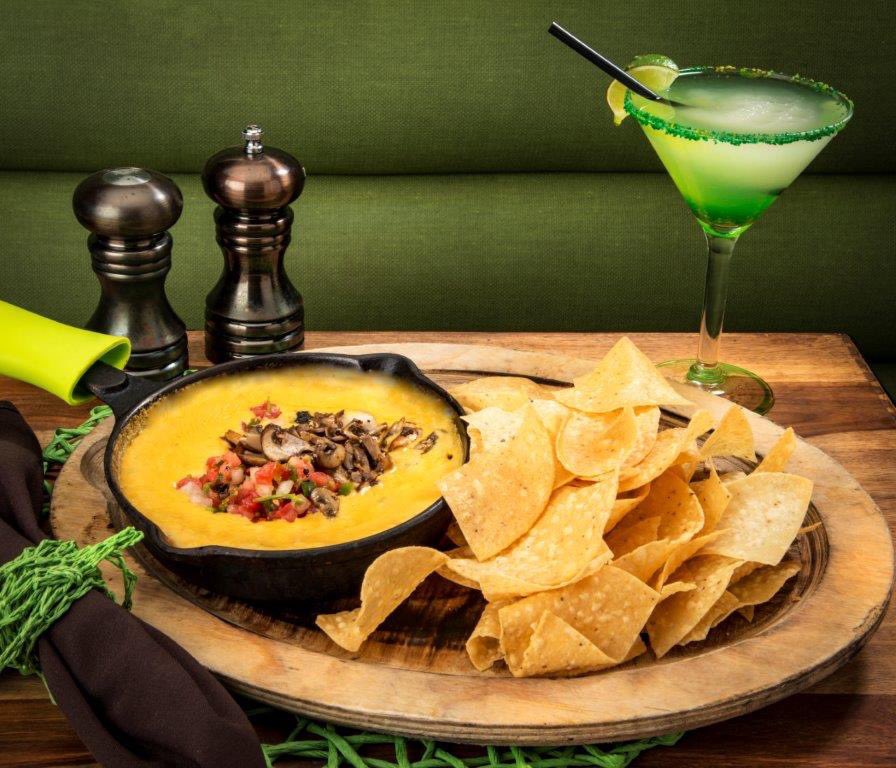 saltandlimeaz's tweet photo. There's nothing a bowl of queso won't fix. It's like the duct tape of foods. https://t.co/XJlopMjrif
