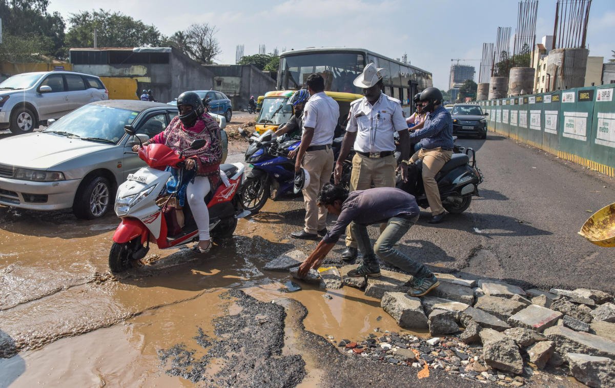 DeccanHerald's tweet photo. Heavy rain lashes #Bengaluru, waterlogging follows

Read more: https://t.co/nSGO8gdaV1

DH Photos by S K Dinesh. 

#BengaLuruRains https://t.co/NTO9SmtIqn