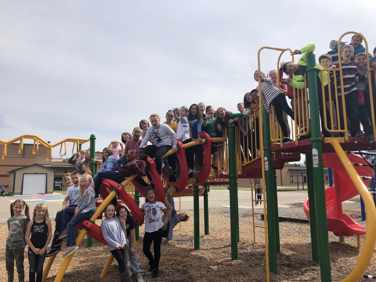 HeusnerReading's tweet photo. 196 students completed September OSCAR. A huge thanks to our parents for their support and the PTA for making the parties possible! We celebrated with extra recess, a snack &amp; an OSCAR paw print! #HeusnerPride #why305 https://t.co/W40FN9TQmB