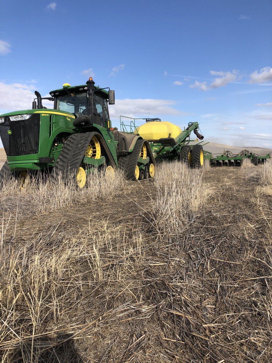mooncustomag's tweet photo. Making the first few passes with a new @JohnDeere 1895 demo thanks to @JoelSlaybaugh @RDOChipL #plant2020 #wheat #johndeere #stripperheader https://t.co/gqWA6gVMIa