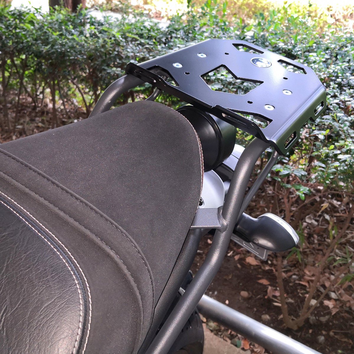 r722's tweet photo. #XSR700 に #ヘプコ の #リアキャリア #Minirack を取り付ける際、一枚目の写真に映ってるステーを付けることになる。他は既設ネジ穴を流用。二枚目は取り付け作業が終わったところ。 https://t.co/mIJDAA16IQ