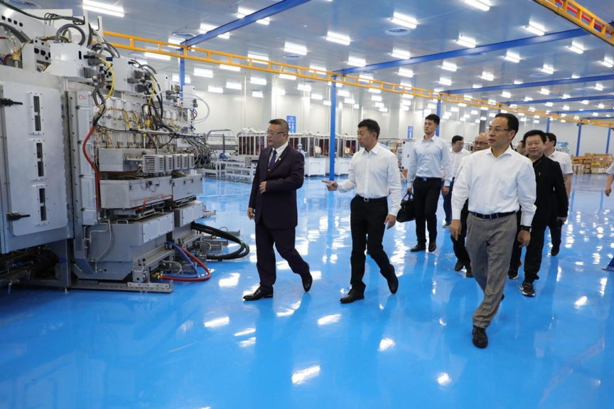 HanergyGlobal's tweet photo. Hanergy completes landmark industrial parks in #China’s #Bengbu and #Guiyang, with a cutting-edge CIGS #ThinFilm #solar production line and the world’s first automated #HanTile production line both touching down in the country.

#GoSolar #HanergyNews #energy #RenewableEnergy https://t.co/cxsMmmstDY