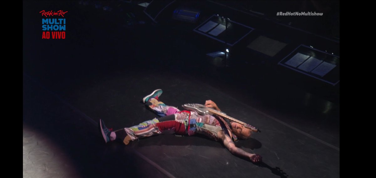 Leeofr3itas's tweet photo. Chateado de vir ver o e eles #redhotchilipeppers #rhcp #RHCPnoMultishow passarem por problemas técnicos pesados e ter que mudar todo o set e o josh desesperado jogando guitarra no chão. https://t.co/14f0hWm2lo