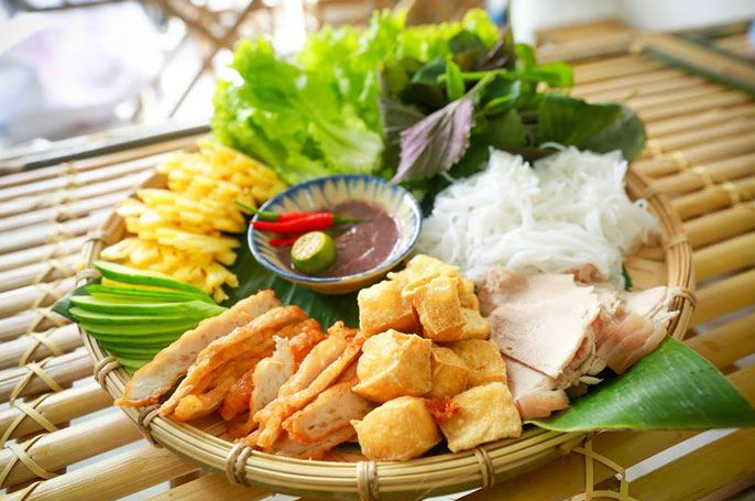 LTT_2505's tweet photo. Vermicelli served with tofu and shrimp paste or shrimp sauce is a simple, rustic dish in the Northern Vietnam’s cuisine in general and Hanoi’s cuisine in particular. This dish is usually served as a snack or a light meal.

#foodie #Vietnam #strange #travelling #discover #culture https://t.co/5Gx8yklyvj