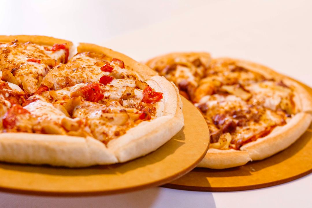 Happiness comes at the end of the week and today is Friday ~ wondering how you can make yourself happy, well, pass by #PizzaHutKisementi for a chance to taste some of the best pizza in Kampala