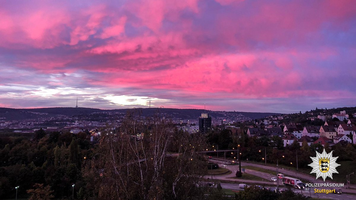 PP_Stuttgart's tweet photo. +++ 👮‍♂ Sonnenaufgang am Brückentag 🌅 +++
Mit diesem spektakulären Sonnenaufgangsbild wünschen Wir Euch einen guten Start in den letzten Arbeitstag der Woche 🔜 #Wochenende
Eure #Polizei #Stuttgart https://t.co/rBlKZm5C1d