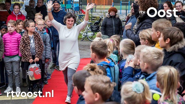 Feest in Kampen: Juf Hanneke is de leukste van Nederland bit.ly/2Il4zCc #rtvoost