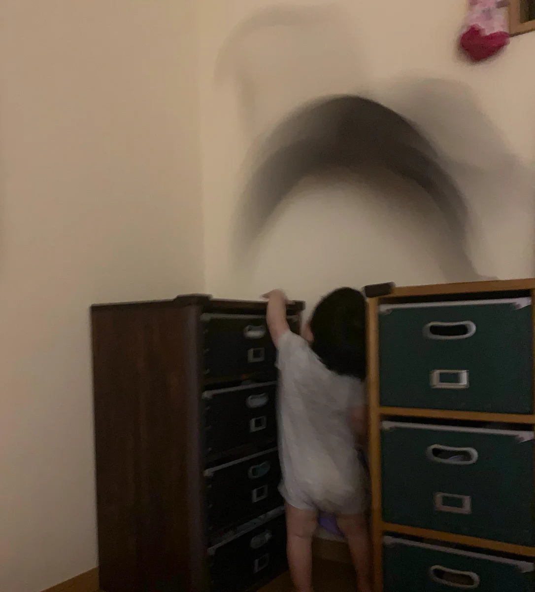 躍動感が溢れすぎて時空が歪んでるみたいにwww赤ちゃんと猫のちょっと微笑ましい一枚！