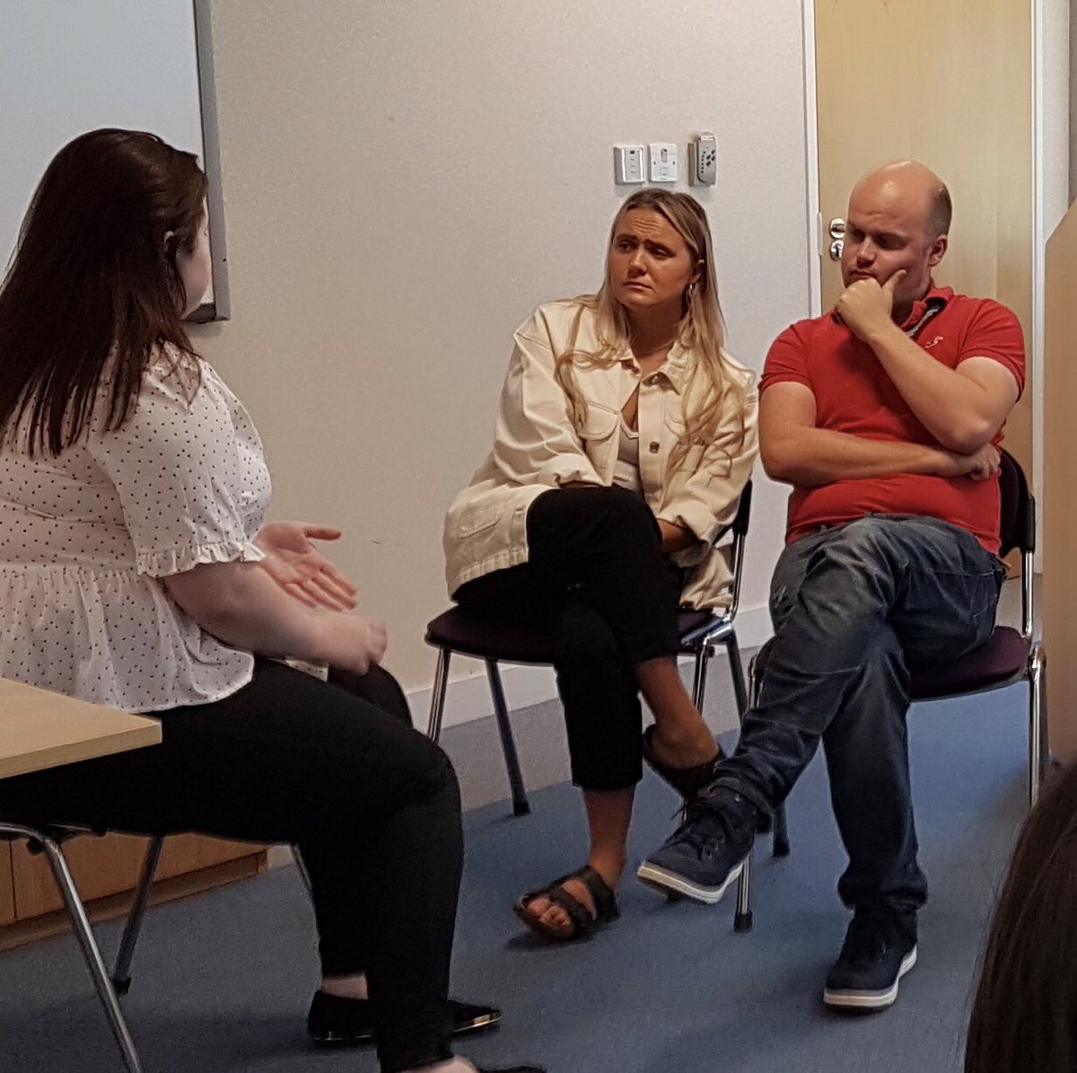 SimComm_Academy's tweet photo. New neonatal nurses have been practising having conversations with parents who are distressed. Simulation is perfect for this immensely important skill. 
#actorroleplayers
#patientperspective @HEE_Wessex @NHS_HealthEdEng @kimle61 https://t.co/p8QIN6URV3