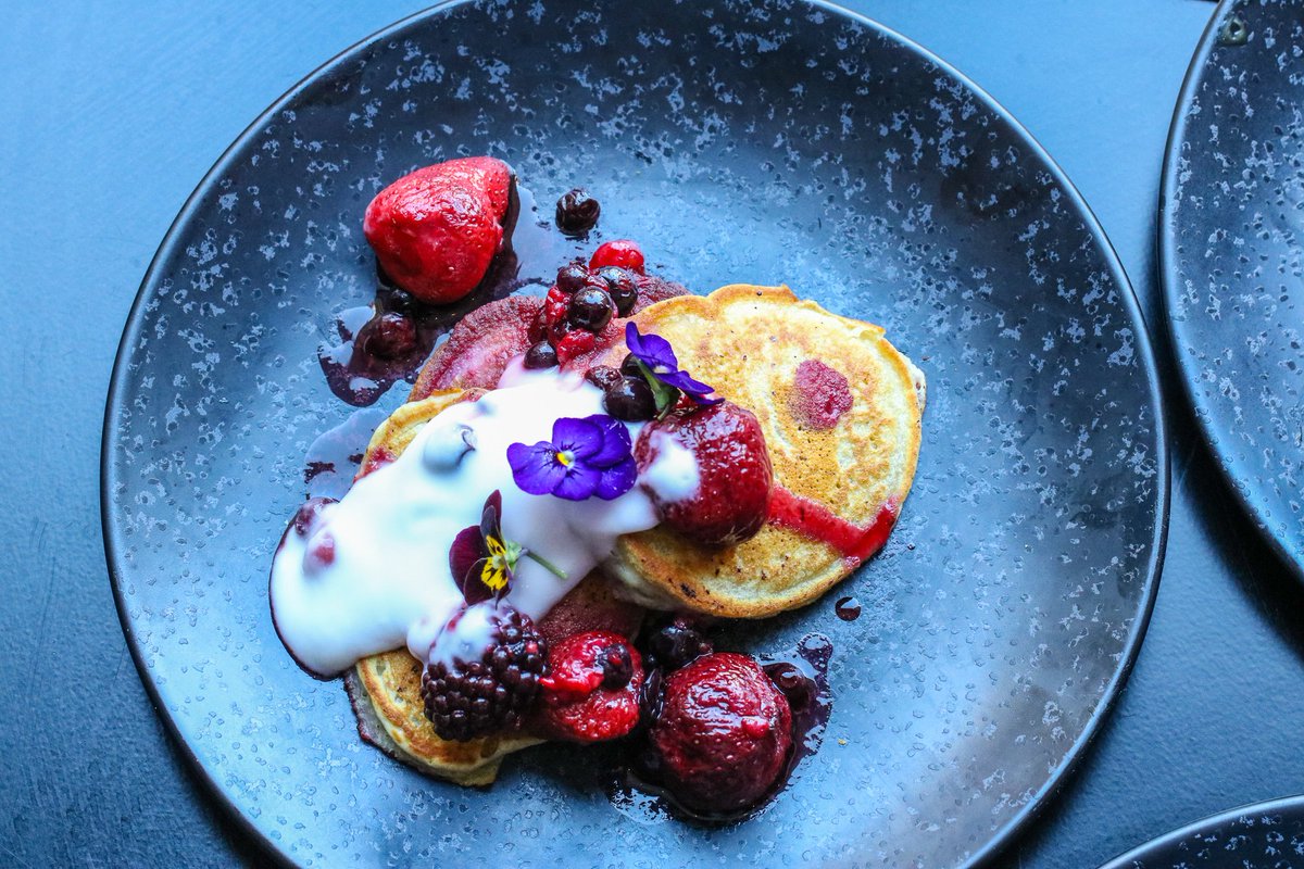 Happy Fri-yay! Treat yourself to our vegan pancakes with sweet berries, whipped yoghurt and a drizzle of maple syrup...
#manchester #northernquarter #mcrcoffee #mcrfoodie #manchesterfoodie #northernquartermanchester