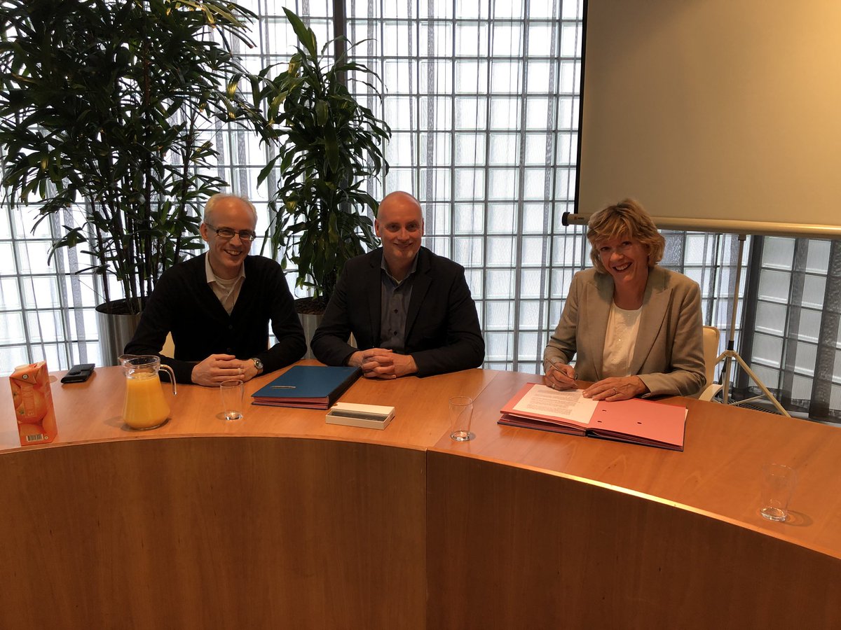 Wethouder @monique_stam heeft het grondcontract ondertekend voor 18 <a href="/NeroZero/">ZeroNeroTeroMero</a> woningen <a href="/dedraai/">De Draai</a> <a href="/GemHHW/">Gemeente Heerhugowaard, in Memoriam</a> tezamen met ontwikkelaars Willem Koppen en Maurice Ory. De NeroZero woningen zijn de eerste van 42 die in <a href="/dedraai/">De Draai</a> gerealiseerd zullen worden.