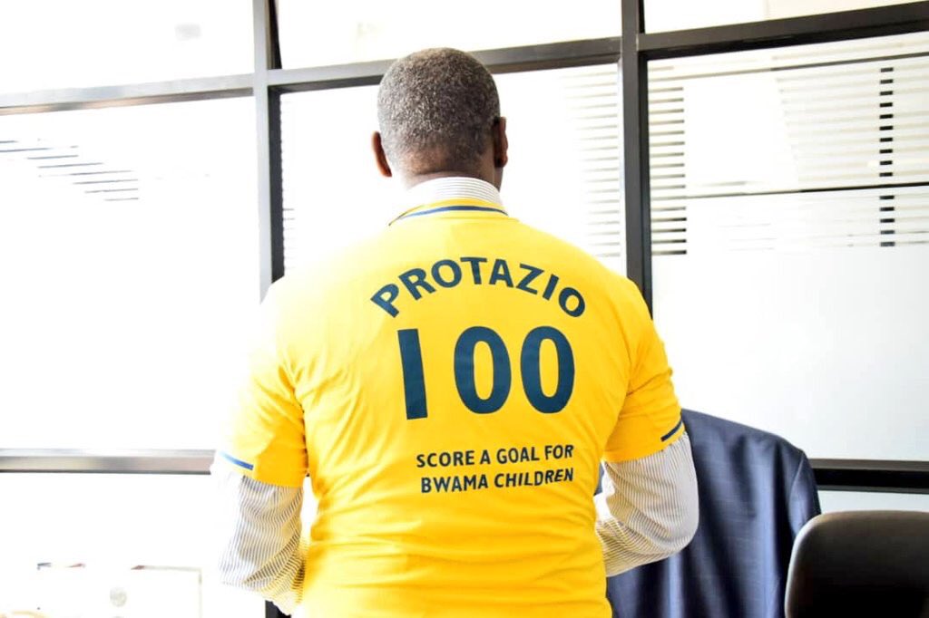 nalwovie's tweet photo. Dr. Protazio Begumisa - Chief of Integrity will be holding it down in goal. Protazio’s best saves loading.🙌🏾
Vincent Seruma - URA Spokesperson, if you imagined URA didn’t have a dangerous attack wait until you see this man on the pitch.🤫
#TaxDerby19 #TPAM19 https://t.co/MEHuo1ddN8