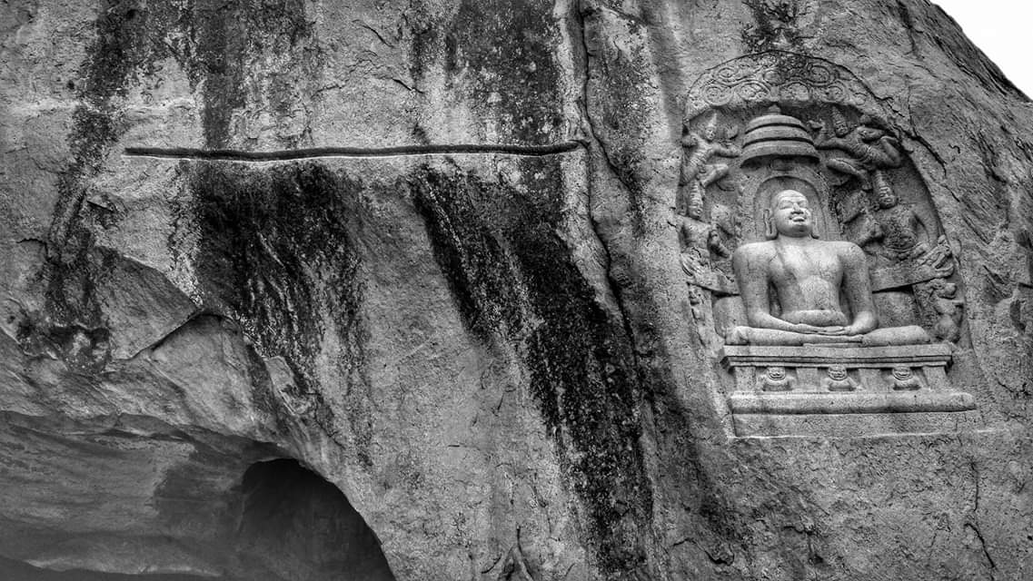 Inscriptions in Tamil Brahmi at Perumalmalai in Tamil Nadu.The inscription are dated to 3rd century BCE or older, this is amongst the oldest decipherable writings anywhere in IndiaThe inscriptions say "Kavai" and "Saialan (from) Vindai (village has donated these jain caves)"]