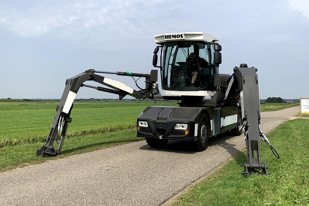 Klein maar fijn... Lees hier alles over de smal #maaivoertuig #Luctor 332! deloonwerker.nl/nieuwsartikel/…