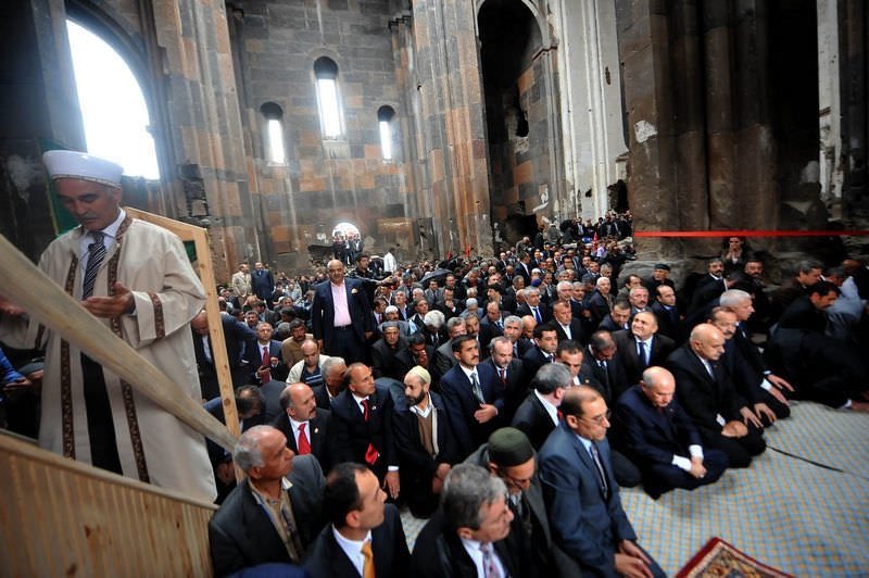 Cumanız mübarek olsun. 

9 yıl önce bir Ekim günü Van'daki Akdamar Kilisesinde yapılan ayine tepki olarak Ermenistan sınırındaki eski Büyük Katedral Kilisesinde Devlet beyin emri ile toplu Cuma namazı kılınmıştı.
