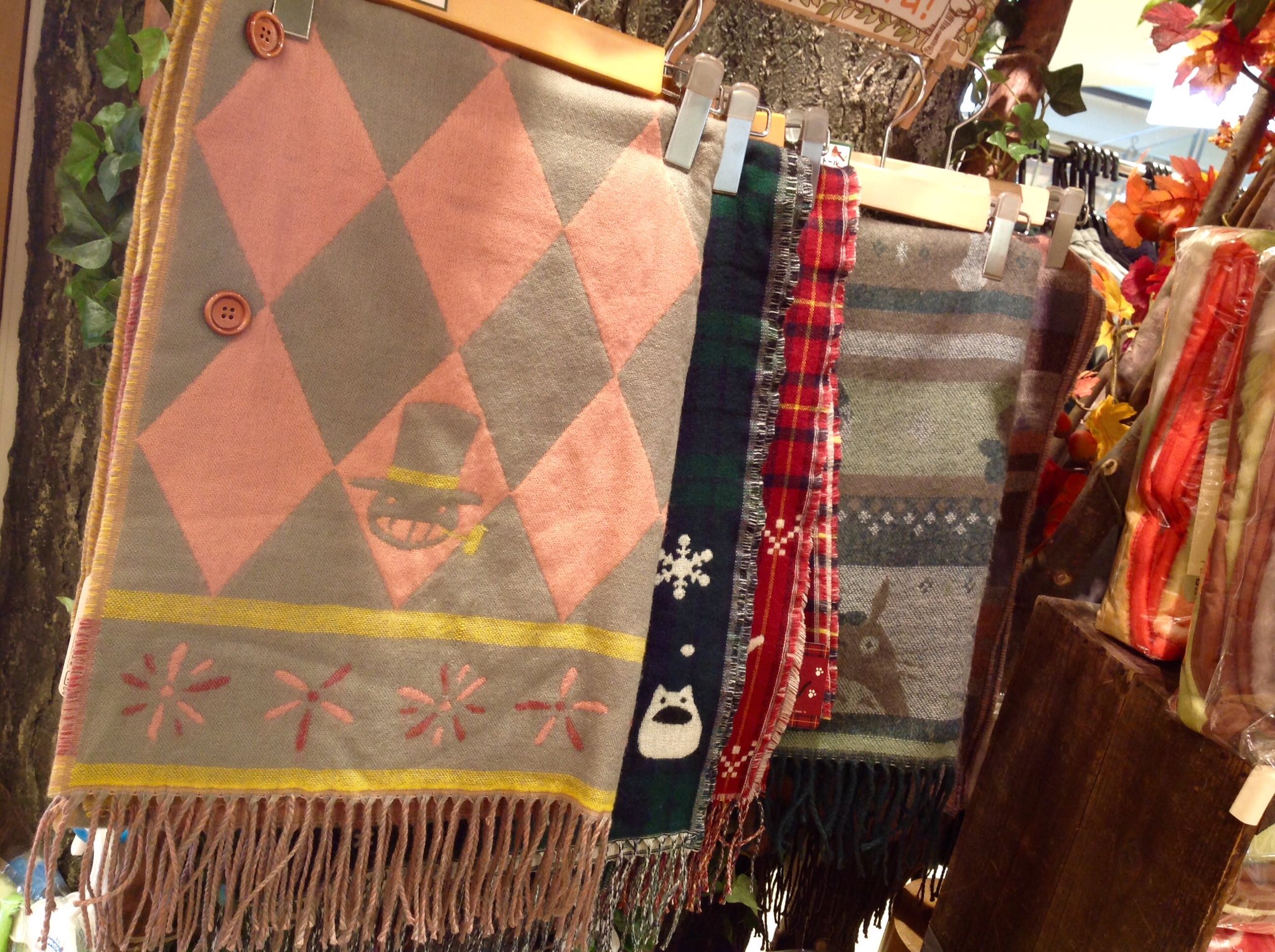 ハウルのマント　カルシファー　ボタン付きストール ジブリグッズ ハウルの動く城 ボタン付きストール ハウルの