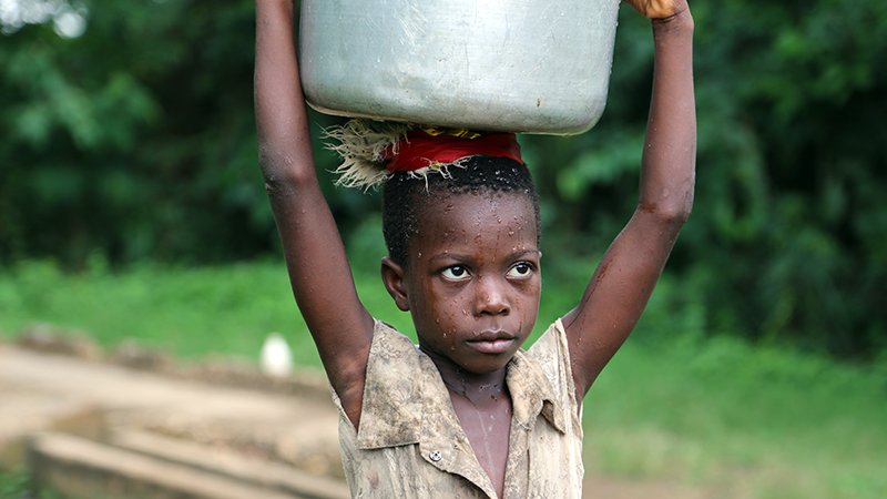 Anesvad on Twitter: "💧 En África subsahariana las niñas tienen la ...