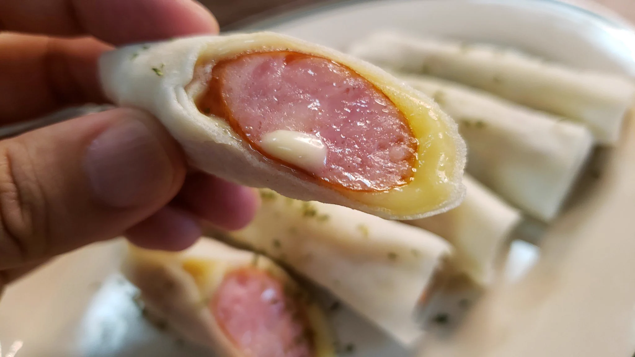 シャウエッセンがより美味しく！？「ダブルチーズシャウエッセンブリトー」の作り方！