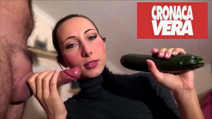 NEW VIDEO - LA MOGLIE DELL'ORTOLANO LO PRENDE IN CULO CON LA ZUCCHINA IN MANO ! con protagonista la camgirl