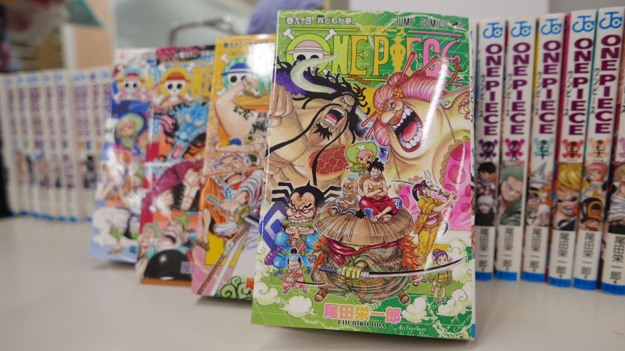 One Piece スタッフ 公式 Official さあお立ち合いお立ち会い 本日 One Piece巻94発売ぃぃ カバーには四皇が2人も ワノ国ヤバイぞ そして ジャンプ最新話に追いつくなら今 なんと 定期購読者向けに 94巻から最新話までを繋いで読める